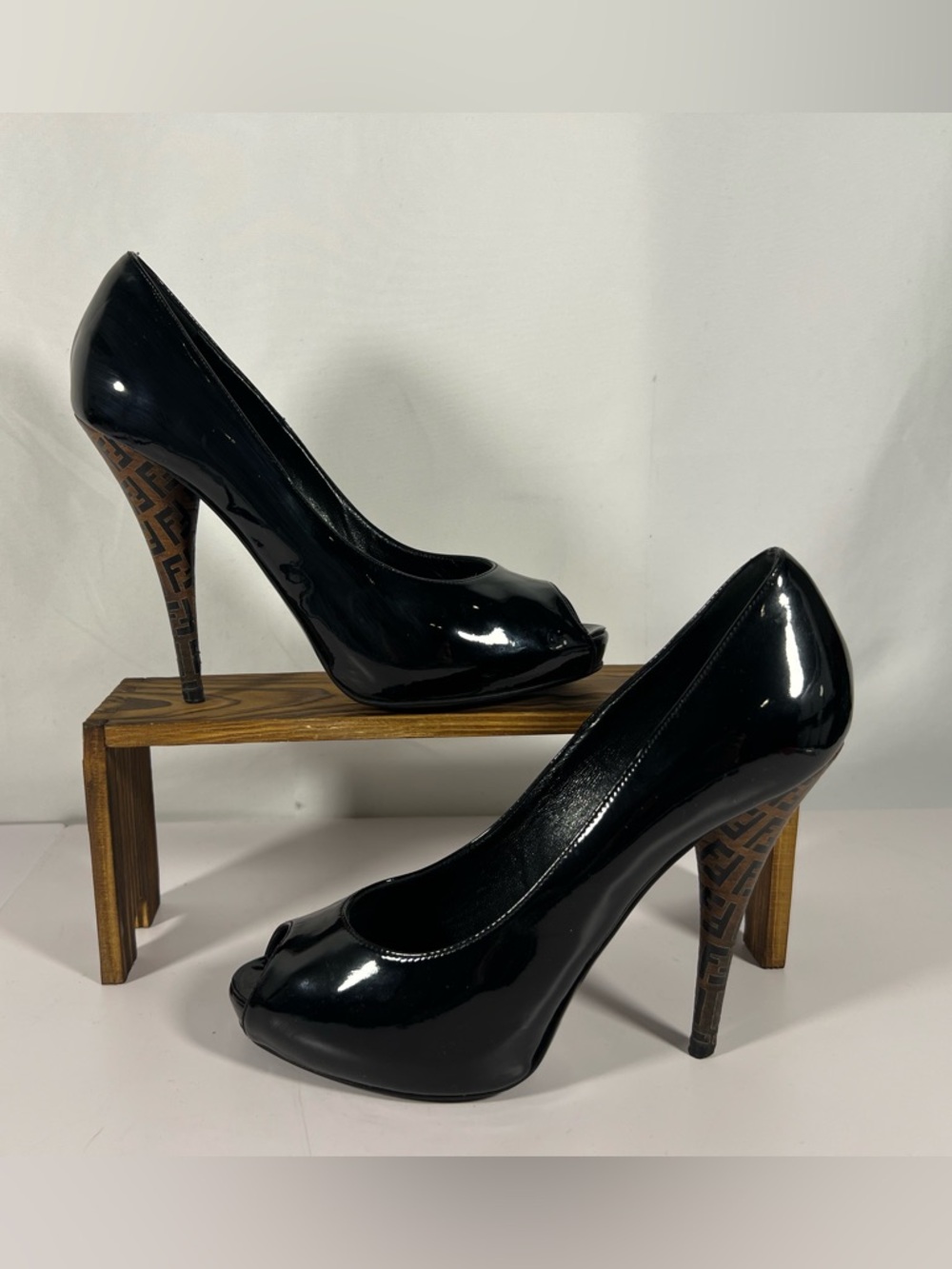 7035: Fendi Patent Leather Peep Toe Heels Zucca Logo Stiletto 39.5 - Picture 6 of 13